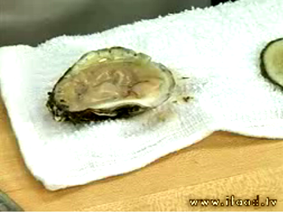 How To Take Out The Meat From An Oyster Video
